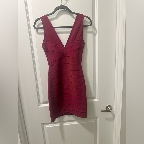 Hervé Léger
V-Neck Bandage Bodycon Dress - Picture 2 of 4